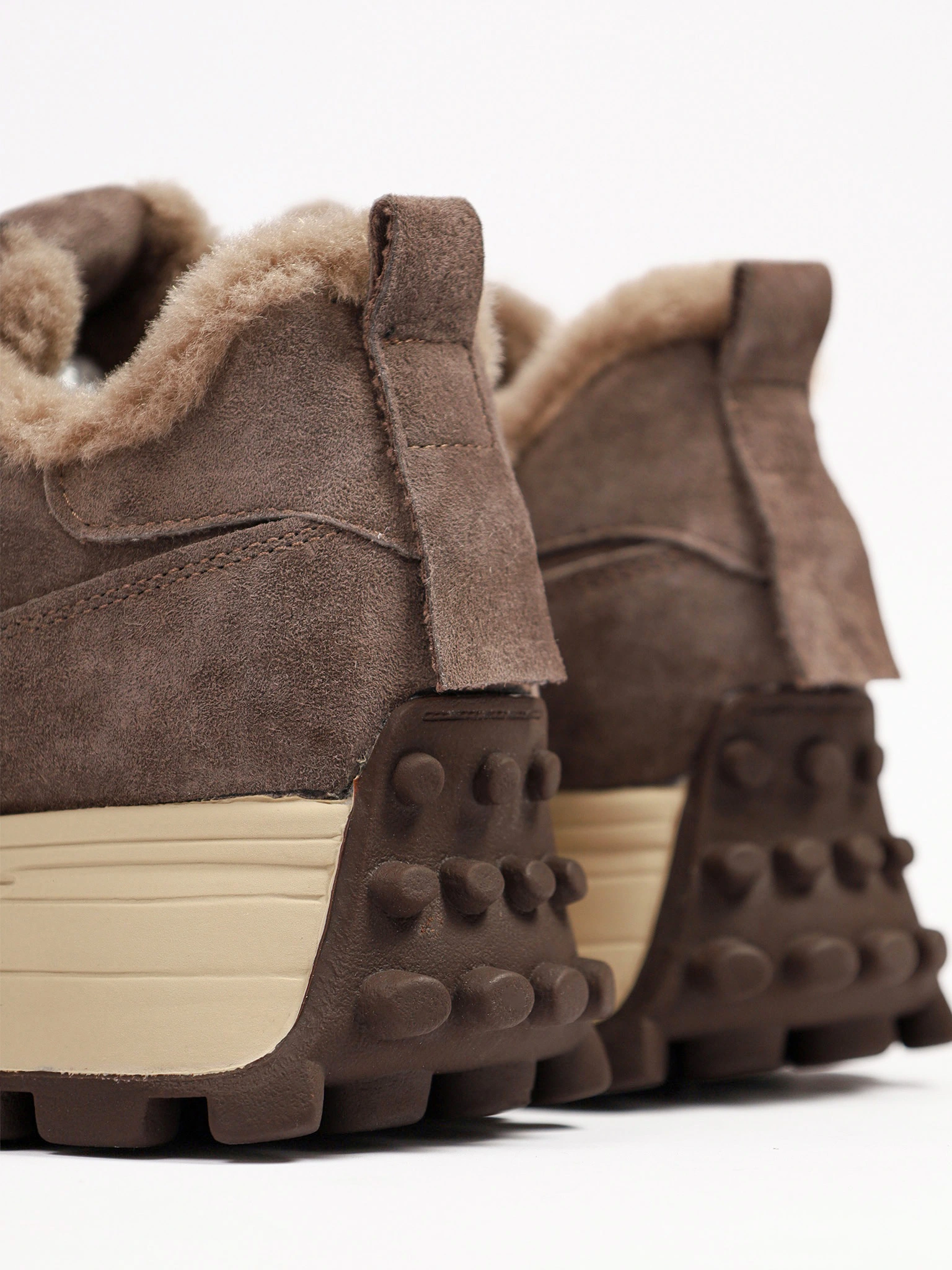 Кроссовки утепленные темно-коричневого цвета на рельефной подошве